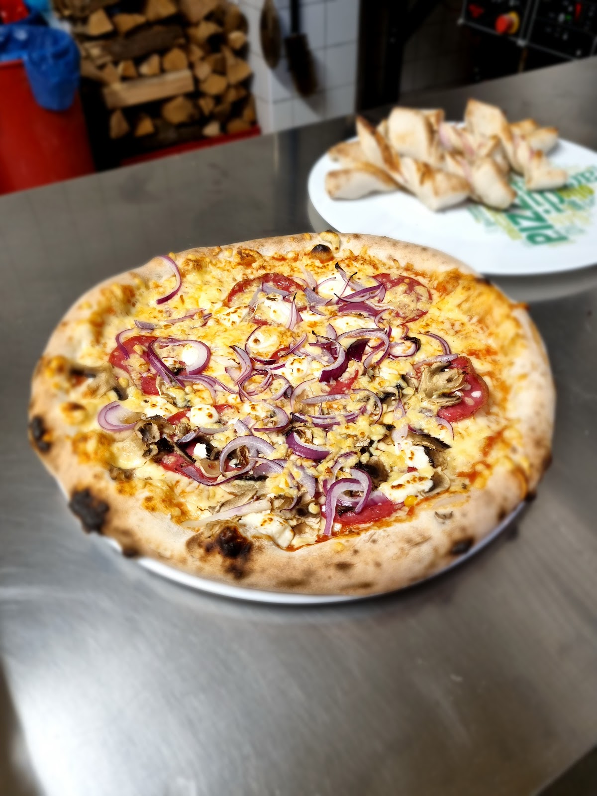 Family pizza a smashburgre — Talianska v meste Krupina, foto 2