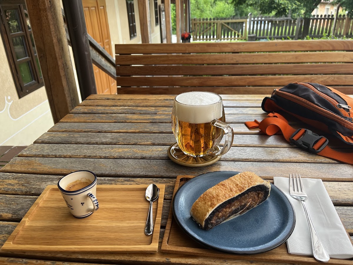 Holotéch víška — Medzinárodná v meste Košariská, foto 2