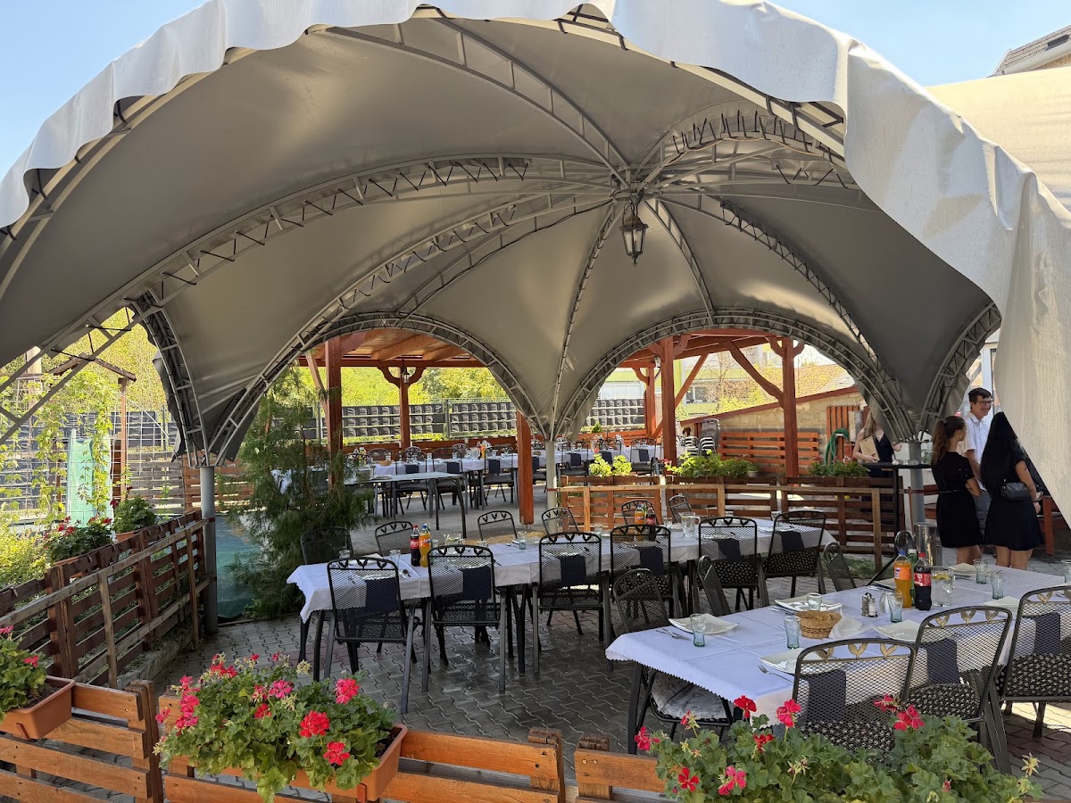 Laki pizzeria & bar — Bar & Pub in Želiezovce, photo 5