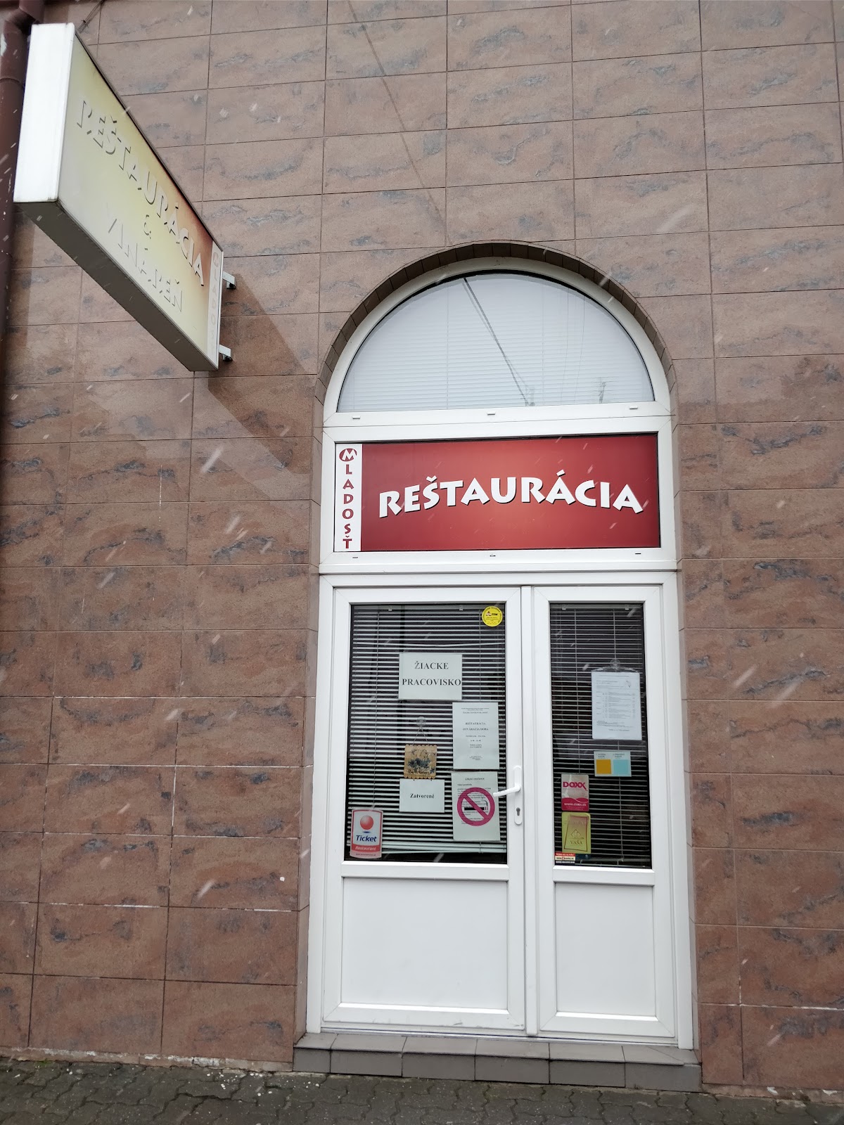 Reštaurácia – Žiacke centrum Mladosť — Medzinárodná v meste Nové Zámky, foto 4