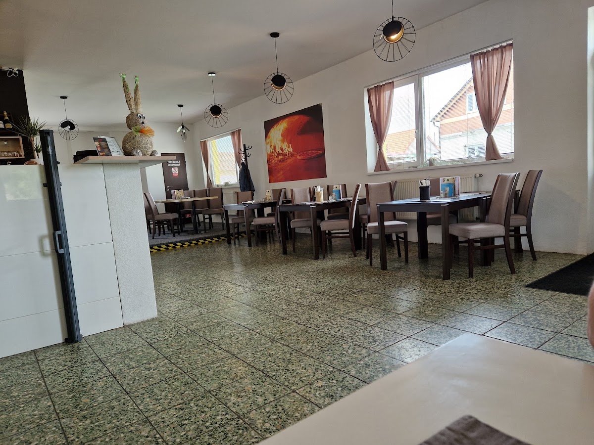 U KMOTRA ŠOPORŇA — Fast Food v meste Šoporňa