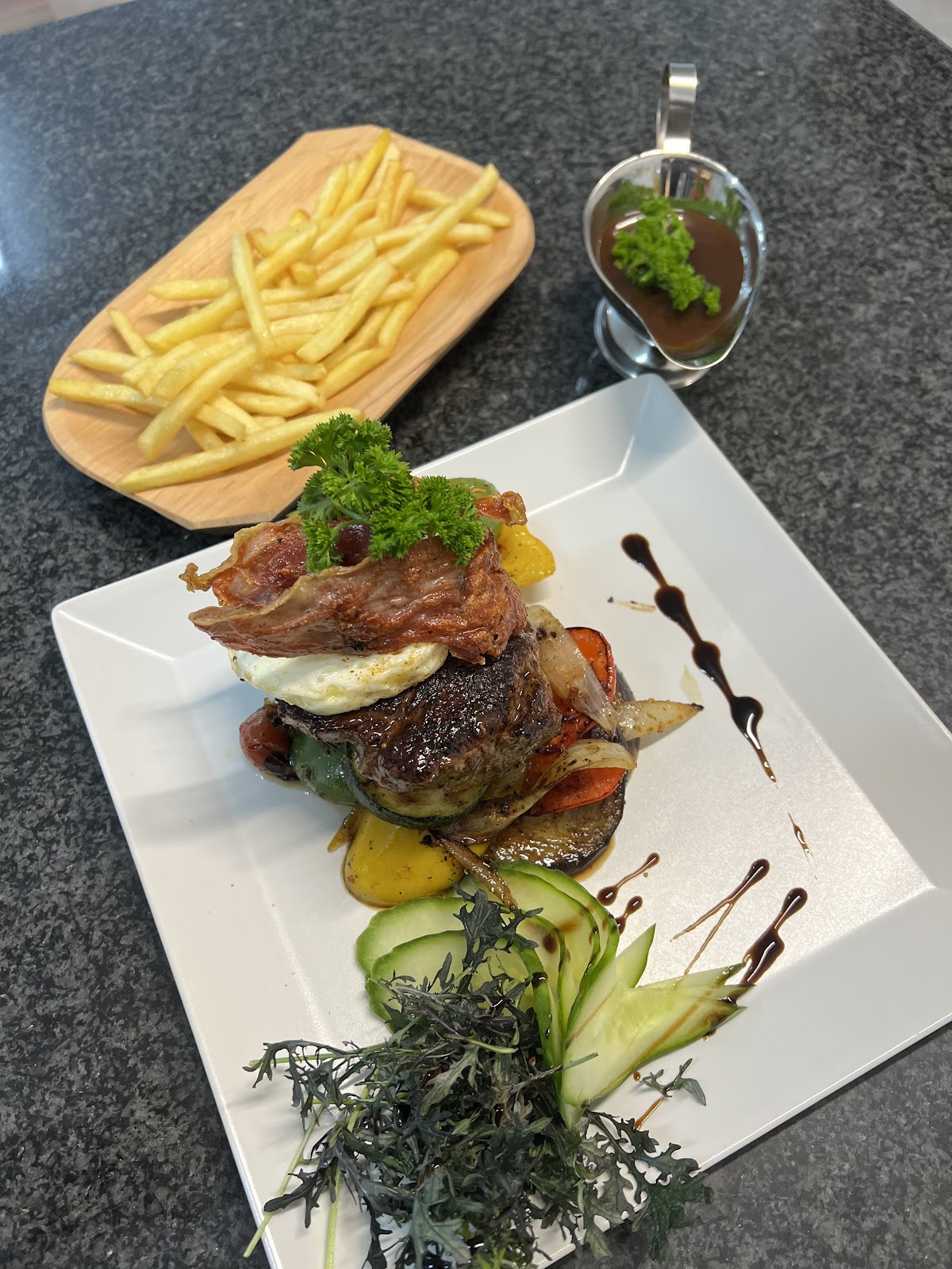 U KMOTRA ŠOPORŇA — Fast Food v meste Šoporňa, foto 3