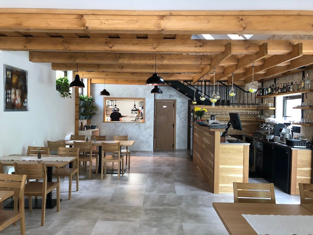 Alej Restaurant Bojnice — Medzinárodná v meste Prievidza
