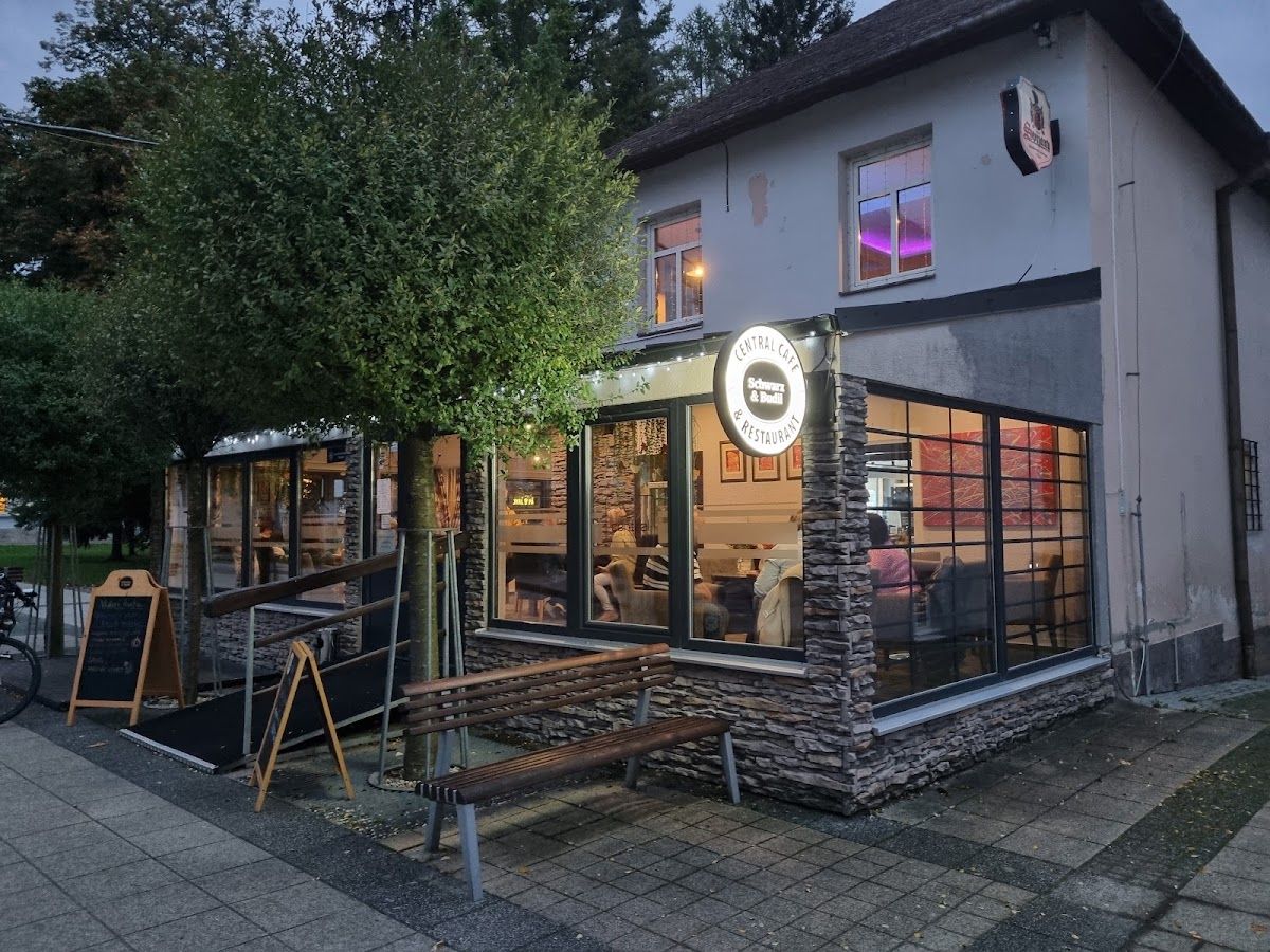 Central Café and restaurant — Kaviareň v meste Turčianske Teplice