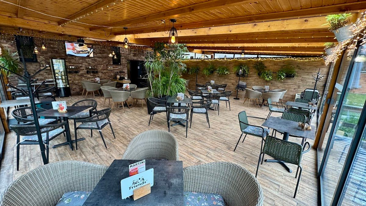 Friends' Café & Bar — Kaviareň v meste Michalovce