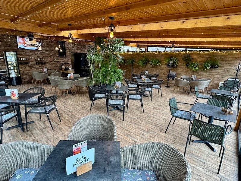 Friends' Café & Bar — Kaviareň v meste Michalovce