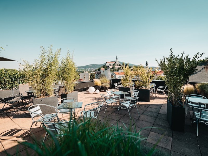 HOTEL 11 — Kaviareň v meste Nitra