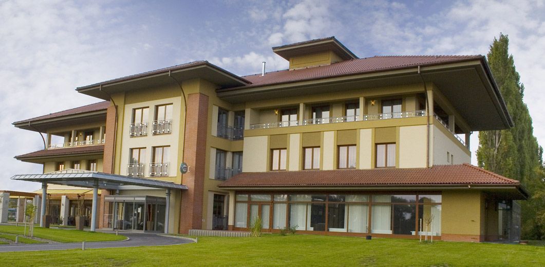 Hotel Legend — Bar & Pub v meste Dunajská Streda