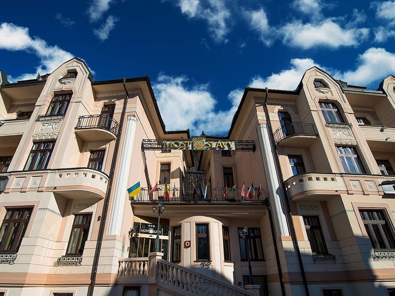 Hotel Most Slávy — Medzinárodná v meste Ilava
