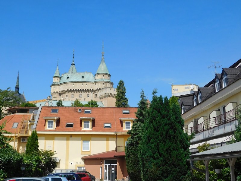Hotel Pod Zámkom — Bar & Pub v meste Prievidza