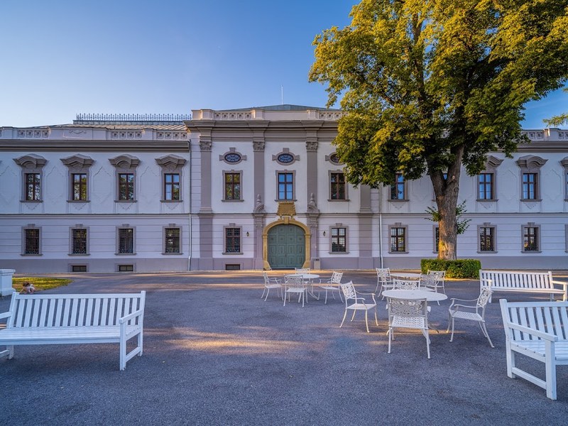 Hotel & Restaurant Gino Park Palace — Medzinárodná v meste Považská Bystrica