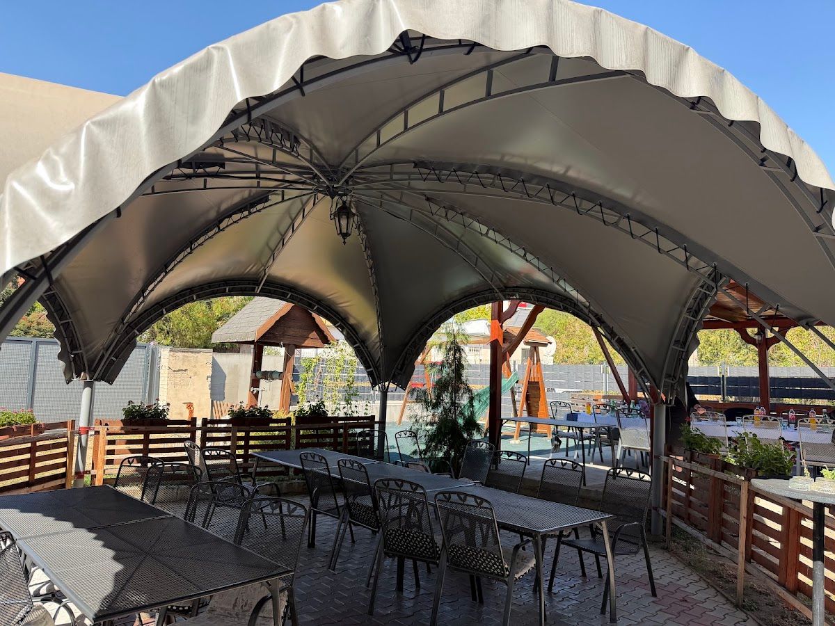 Laki pizzeria & bar — Bar & Pub v meste Želiezovce