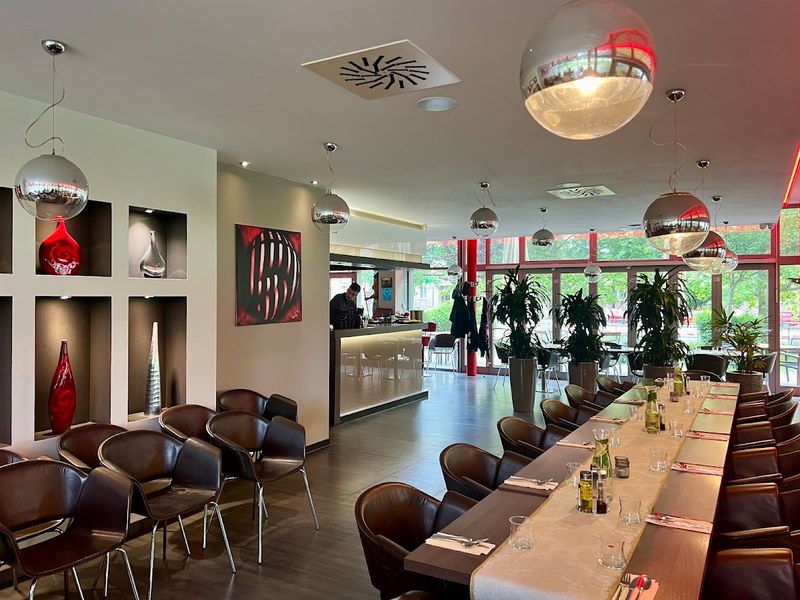 Red Cafe 1 — Kaviareň v meste Bratislava
