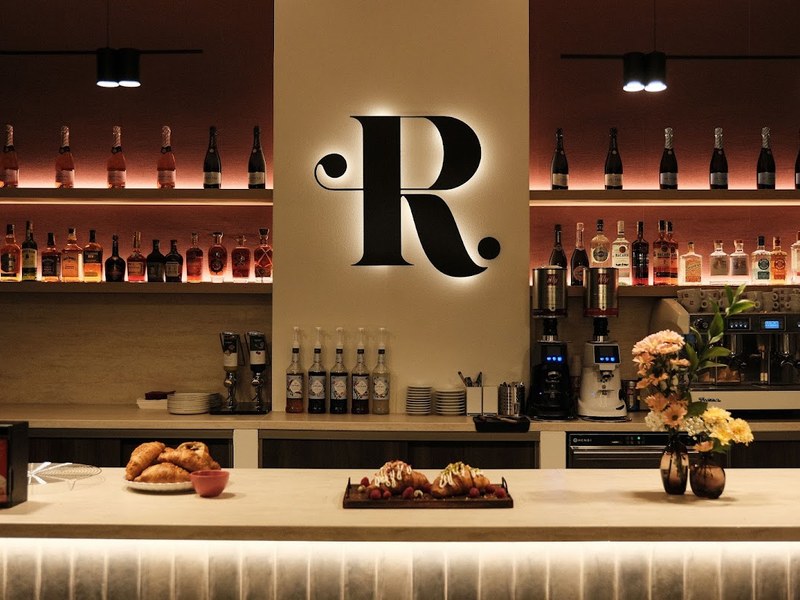 Renys — Kaviareň v meste Revúca