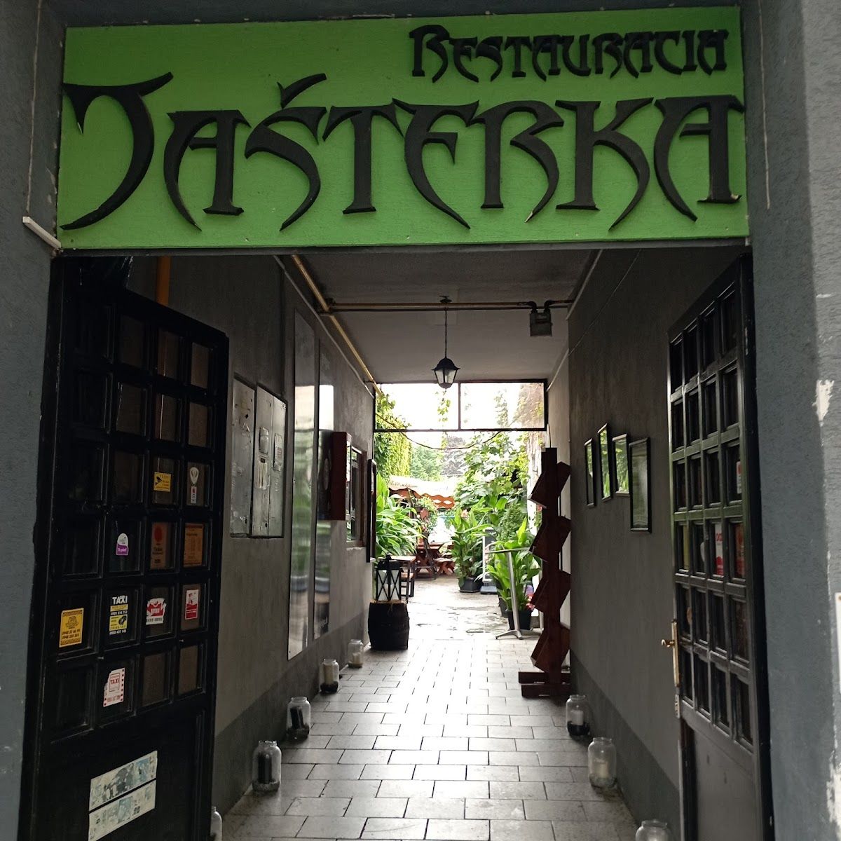 Reštaurácia Jašterka — Medzinárodná v meste Hlohovec