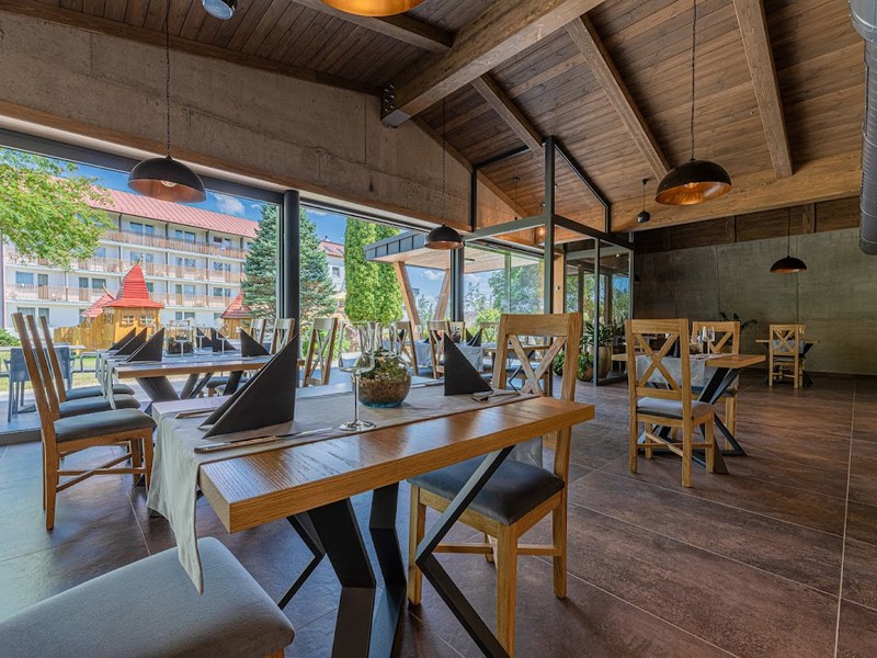 Restaurant FAMOSA — Medzinárodná v meste Stará Lesná