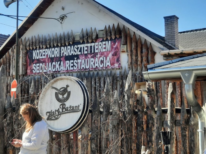 Stredoveká sedliacka reštaurácia — Tradičná slovenská v meste Štúrovo