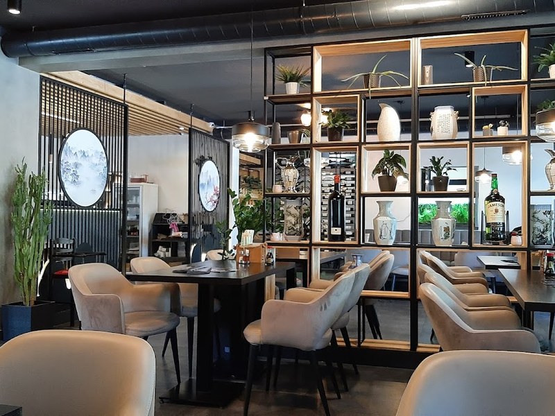 SUMO restaurant — Medzinárodná v meste Trnava