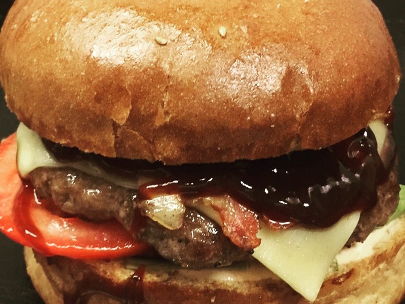 U kamoša BURGERÁREŇ — Americká v meste Nové Zámky