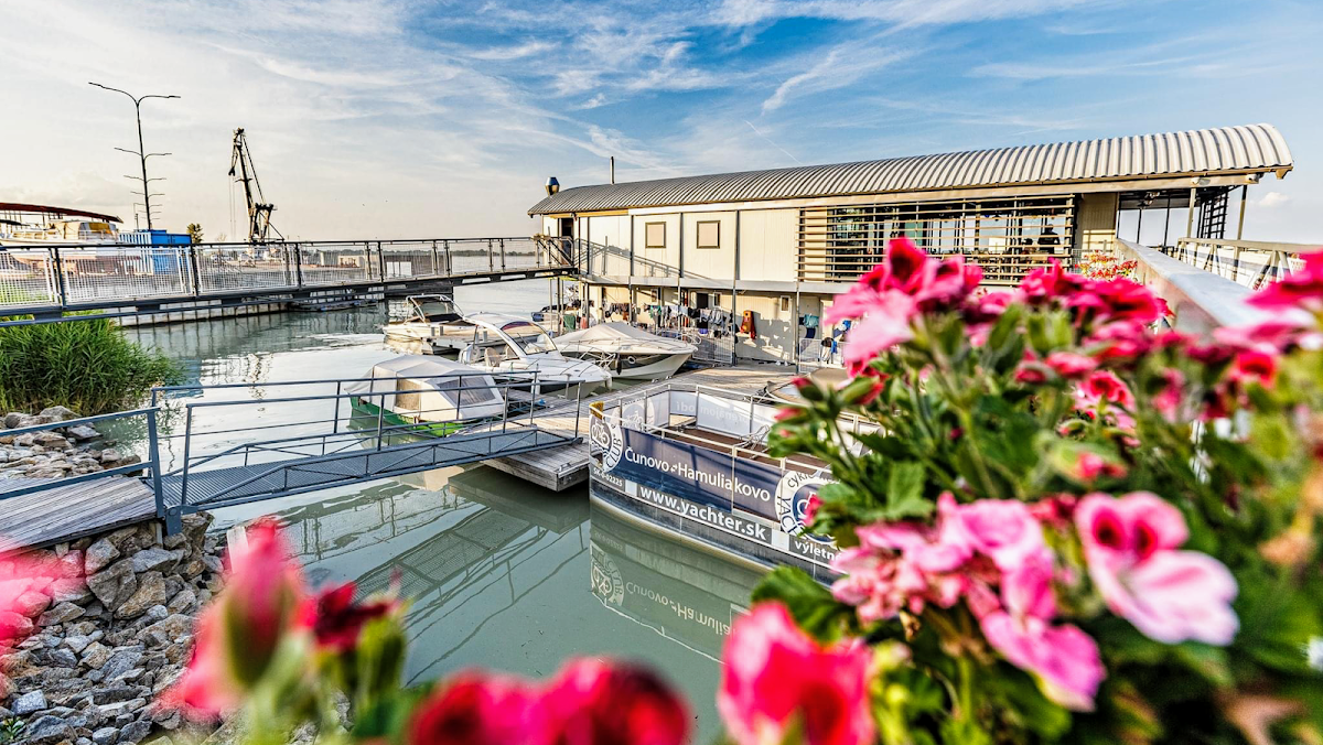 YACHTER CLUB Modrá Čajka — Fast Food v meste Bratislava