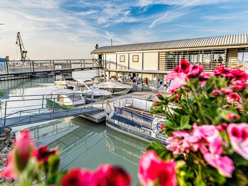 YACHTER CLUB Modrá Čajka — Fast Food v meste Bratislava